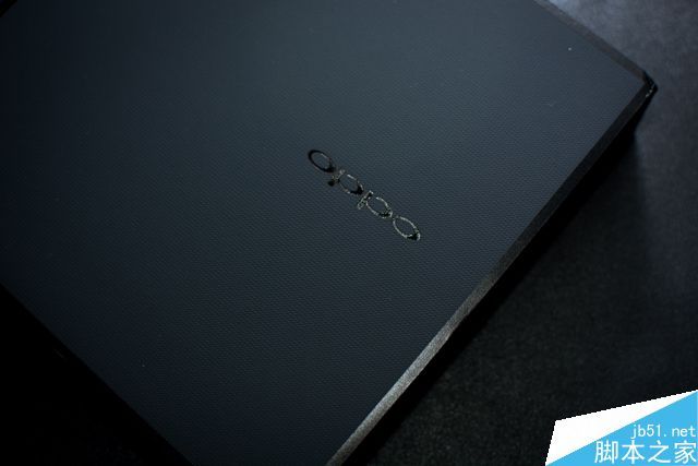 OPPO R9巴萨定制版真机图赏 红蓝配色+闪耀豪门风_第2张图片