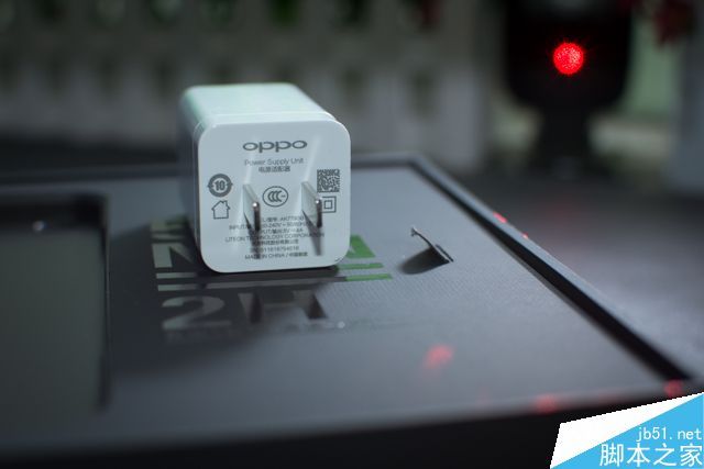 OPPO R9巴萨定制版真机图赏 红蓝配色+闪耀豪门风_第6张图片