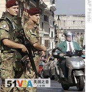 Two Italian Army 'Folgore' corps paratroopers look on, while on patrol outside the Palestinian embassy in Rome, 06 Aug 2008