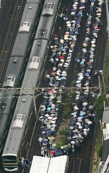 东京电车部分线路停运数百上班族被迫步行