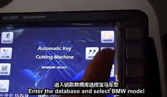 17.Enter the database and select BMW model in the automatic key cutting machine.